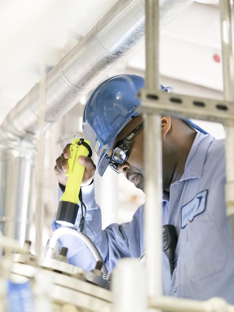 JJ Photo Worker Using Flashlight To Inspect Industrial Pipes IM 1Star